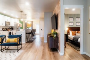 3 slaapkamers, een strijkplank/strijkijzer, wifi, beddengoed