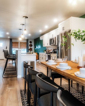 Private kitchen - NEW - Downtown Forks, Hot Tub, Fire Pit, EV, Games (Forks)