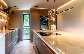 ثلاجة، فرن، موقد طهي مسطح، غسالة أطباق