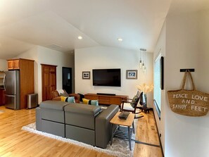 TV - Heron Hideaway – Stylish Puget Sound Getaway with Private Beach Access (Bremerton)