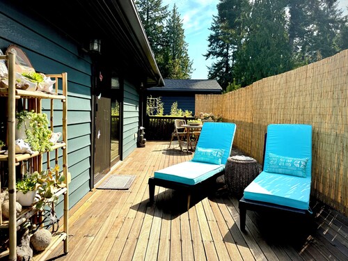 Heron Hideaway – Stylish Puget Sound Getaway with Private Beach Access