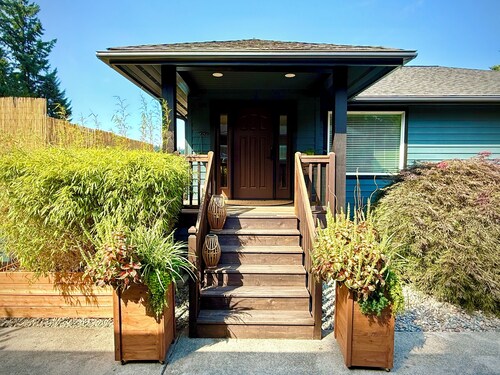 Heron Hideaway – Stylish Puget Sound Getaway with Private Beach Access