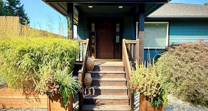 Heron Hideaway – Stylish Puget Sound Getaway with Private Beach Access
