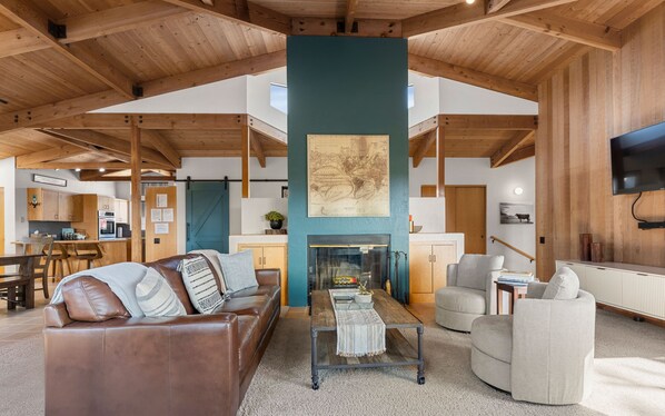TV, fireplace, books, stereo - Katiecastle on the Golf Links | The Sea Ranch (Sea Ranch)