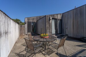 Outdoor dining - Katiecastle on the Golf Links | The Sea Ranch (Sea Ranch)