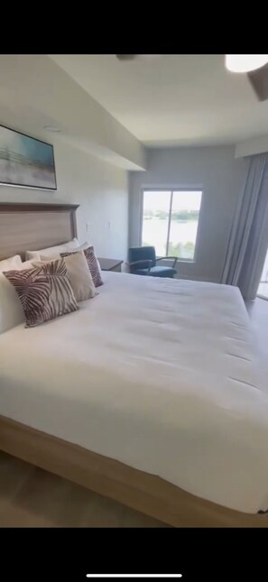 Skrivebord for bærbar PC, blendingsgardiner og strykejern/-brett