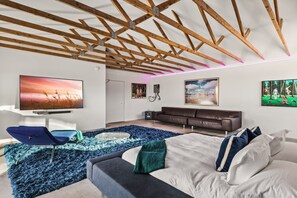 4 bedrooms, free WiFi, bed sheets - Grow House by Fieldtrip | Remote Lux | 100ft Pool (Landers)