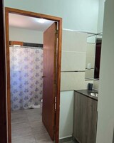 Ducha, toallas, jabón, papel higiénico