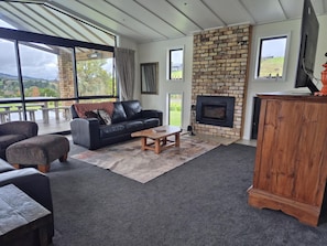 Una televisión, una chimenea