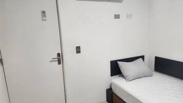 1 habitación, tabla de planchar con plancha, internet y ropa de cama