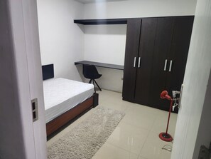 1 habitación, tabla de planchar con plancha, internet y ropa de cama 
