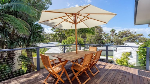 Cedar Cottage, family cottage at Washerwomans Beach and Sting Ray Bay