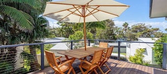 Cedar Cottage, family cottage at Washerwomans Beach and Sting Ray Bay