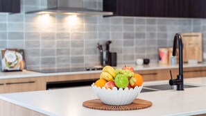 Réfrigérateur, four à micro-ondes, un four, surface de cuisson