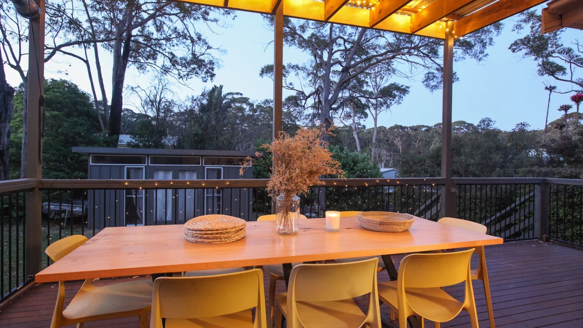 屋外ダイニングエリア