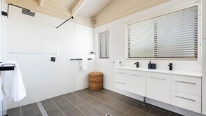 Douche, serviettes fournies