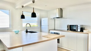 Réfrigérateur, micro-ondes, plaque de cuisson, cafetière/bouilloire