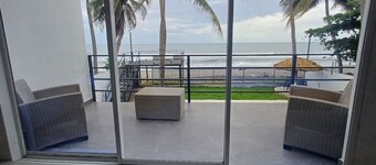 Sunset Rock, modern beach house in La Libertad