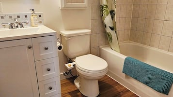 Bidet, asciugamani, sapone, carta igienica