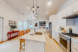 Fridge, microwave, oven, stovetop - Perfectly located retreat with grill, fireplace, & chef's kitchen - water views (Boothbay Harbor)