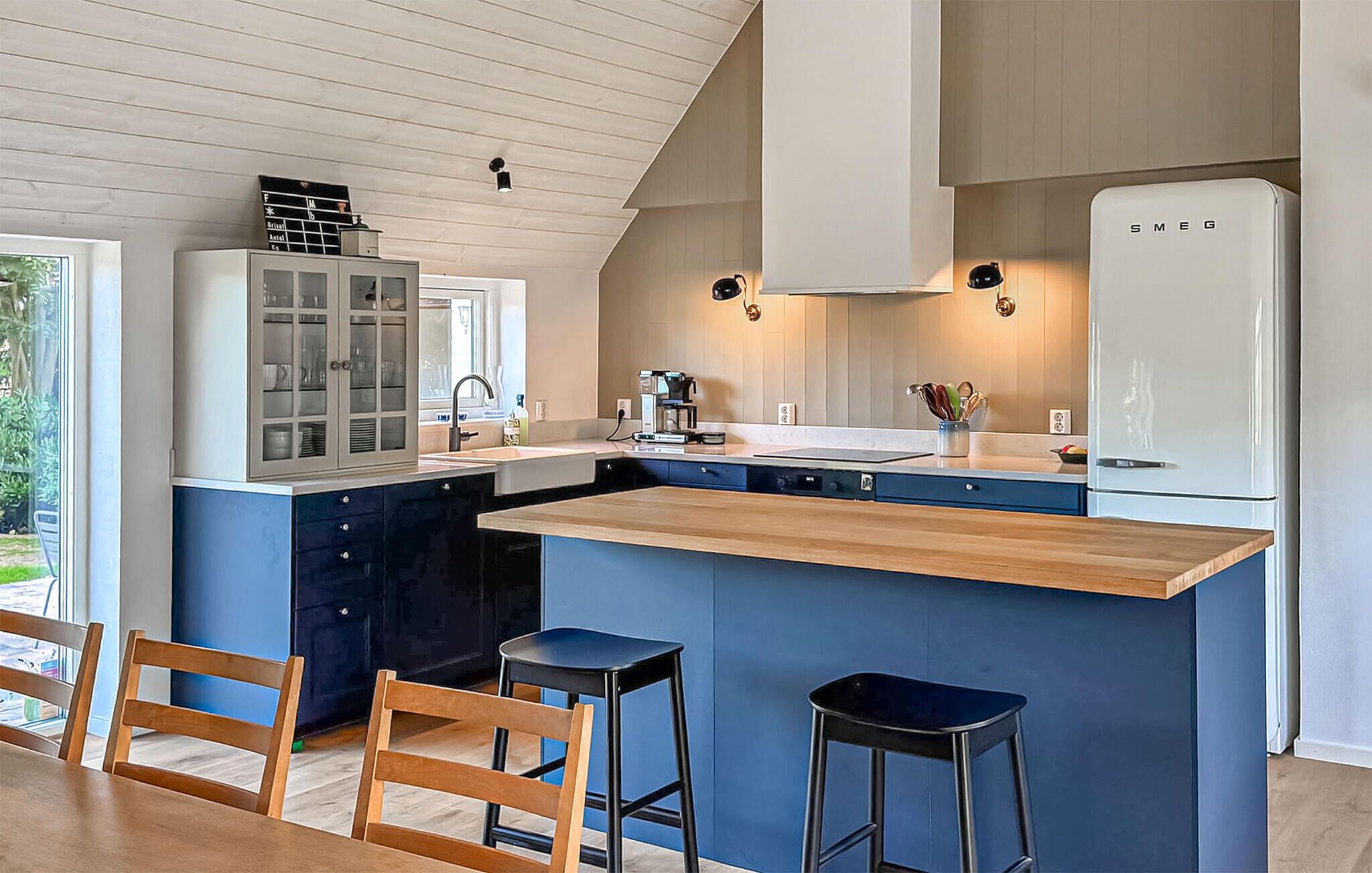 Fridge, oven, dishwasher, coffee/tea maker