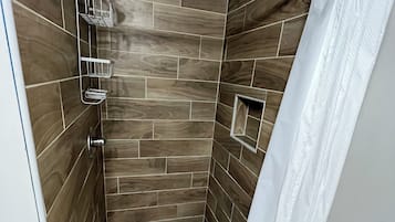 Douche, serviettes fournies, papier toilette