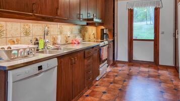 Fridge, oven, stovetop, dishwasher
