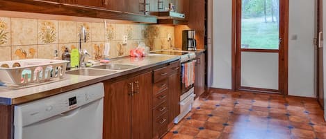 Réfrigérateur, un four, surface de cuisson, lave-vaisselle