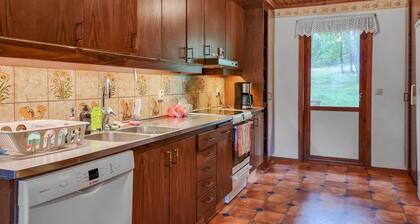 Cozy home in Hestra with WiFi