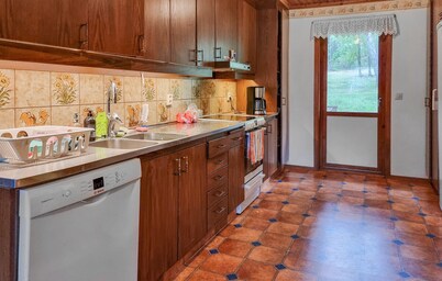 Cozy home in Hestra with WiFi