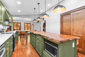 Microwave, oven, stovetop, dishwasher - Luxury Mountain Getaway - Amazing Views - Sleeps up to 16! (Blue Ridge)