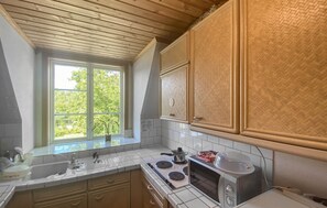 Kühlschrank, Herdplatte, Wasserkocher mit Kaffee-/Teezubehör