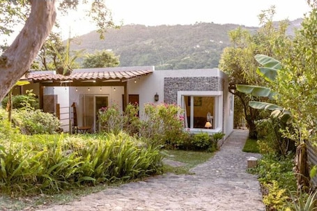 Exterior. Casa Geranios Panajachel