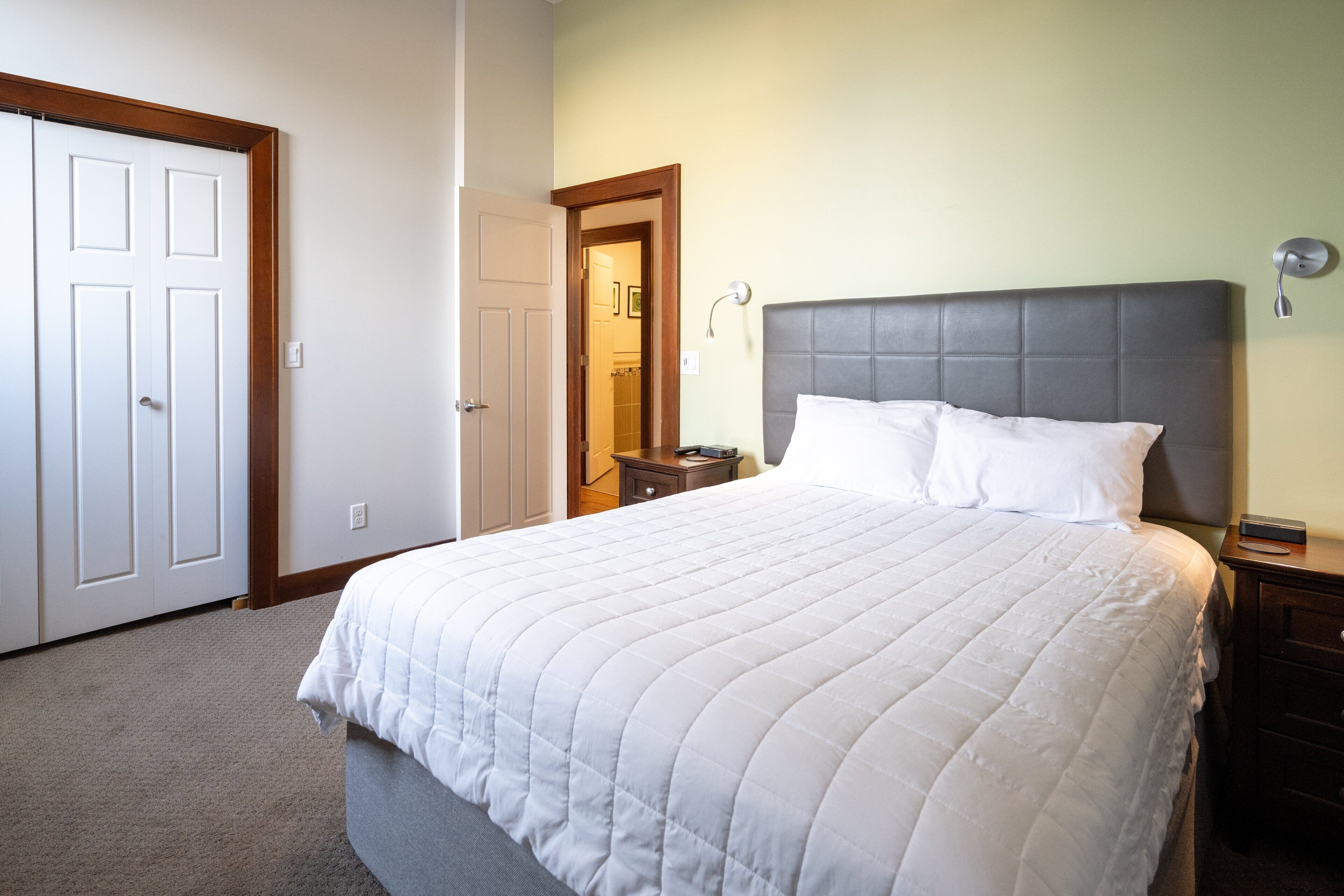 2 bedrooms, iron/ironing board, Internet, bed sheets