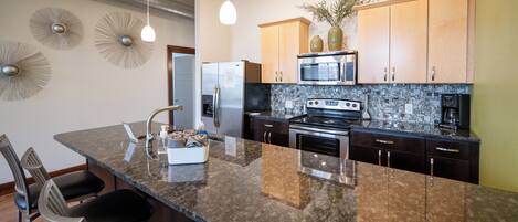 Frigorifero, microonde, forno, piano cottura