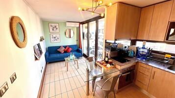 Kylskåp, mikrovågsugn, ugn och kaffe- och tebryggare