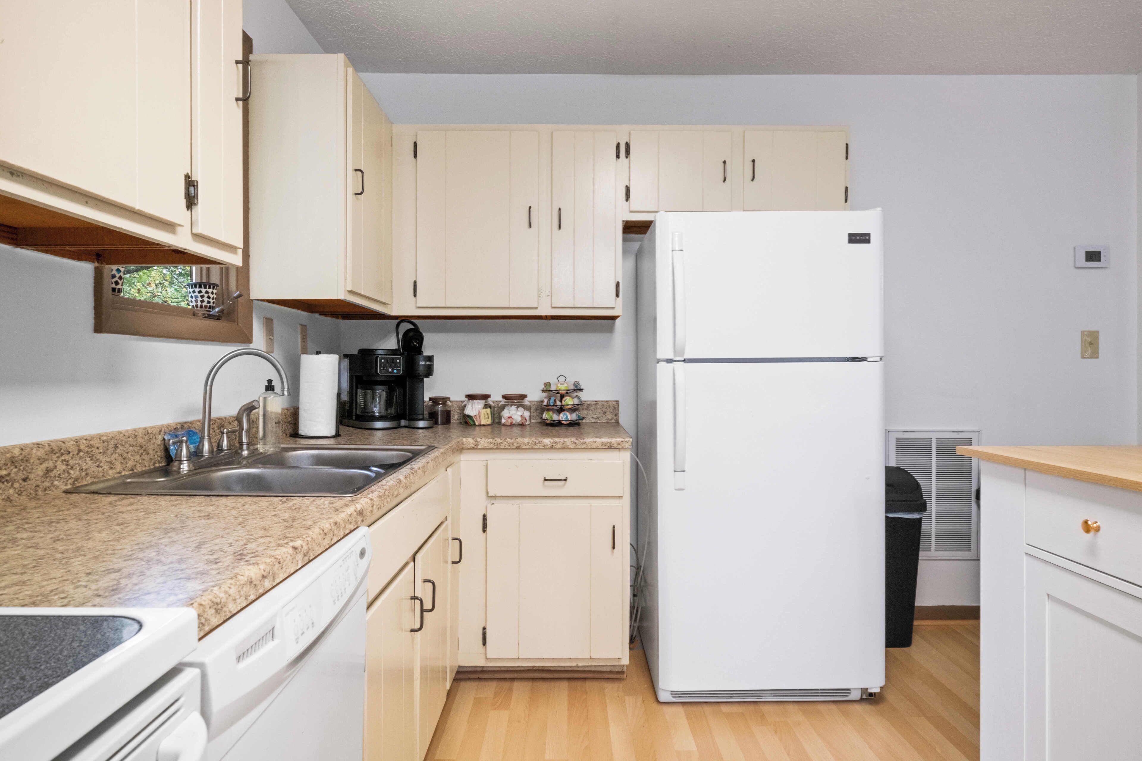 Een microgolfoven, een oven, een kookplaat, een vaatwasser