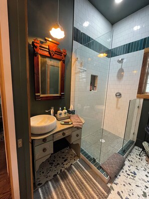 Shower, hair dryer, bidet, towels