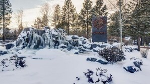 A snowy landscape with a waterfall and a sign that reads "SUNRIVER." - Family Friendly Fremont Crossing Home, 3 Kings, Bunk Room, Hot Tub, SHARC Passes (Sunriver)