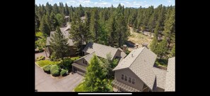 An aerial view of a residential area with houses surrounded by dense forest. - Family Friendly Fremont Crossing Home, 3 Kings, Bunk Room, Hot Tub, SHARC Passes (Sunriver)
