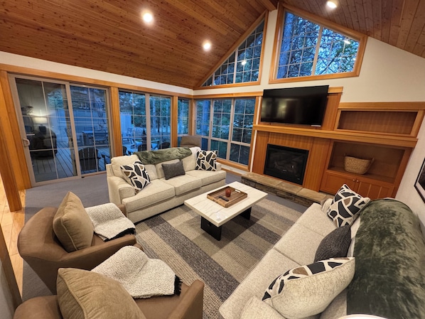 Smart TV, fireplace