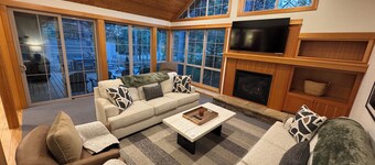 Fremont Crossing 4BR, Primary on Main-sleeps 12, 3 Kings, Hot Tub, SHARC Passes