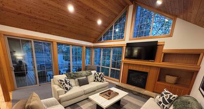 Fremont Crossing 4BR, Primary on Main-sleeps 12, 3 Kings, Hot Tub, SHARC Passes