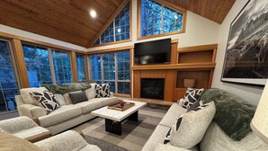 A spacious living room with a large sectional sofa, a fireplace, and a television. - Family Friendly Fremont Crossing Home, 3 Kings, Bunk Room, Hot Tub, SHARC Passes (Sunriver)