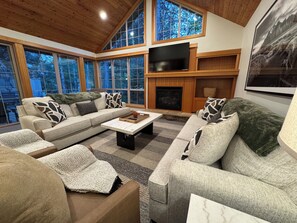 Smart TV, fireplace, video games - Family Friendly Fremont Crossing Home, 3 Kings, Bunk Room, Hot Tub, SHARC Passes (Sunriver)