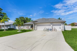 Exterior - Sun, Fun & Relaxation Await with Heated Pool, Lanai & Spacious Comfort – K La Vie - Roelens (Cape Coral)