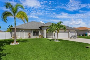 Exterior - Sun, Fun & Relaxation Await with Heated Pool, Lanai & Spacious Comfort – K La Vie - Roelens (Cape Coral)
