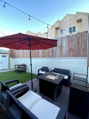 Outdoor dining - Homely Two Bedroom Bungalow. (Inglewood)