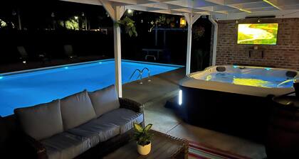 Poolside Paradise with hottub in Fort Walton Beach, Fl.