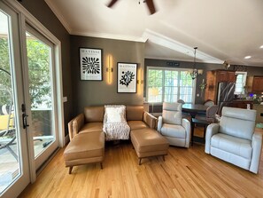 智能電視、壁爐、音響